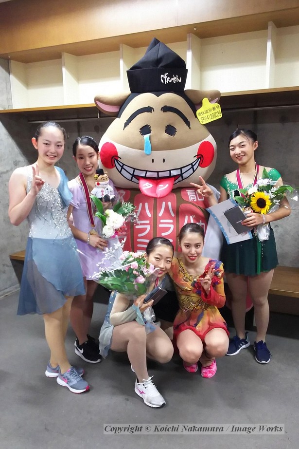 表彰式での一コマ。大会スポンサー、元三フード株式会社のゆるキャラ、“げんちゃん”と記念撮影。服を脱がすと肉の部位が書いてあり、とてもシュールだ