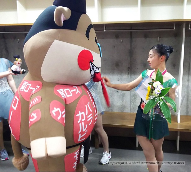 こういう場面では期待を裏切らないのが坂本花織。げんちゃんをひたすらいじり倒していた。中の人も嬉しかったことだろう