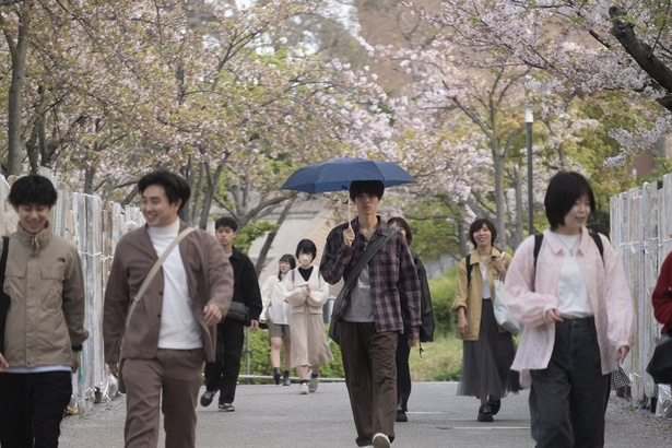 【写真を見る】萩原利久演じる冴えない大学生の小西徹