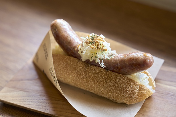 ホットドッグ850円。愛知の養豚場・Gファームのソーセージは脂の融点が低く、濃密な旨味と肉汁が湧きだす