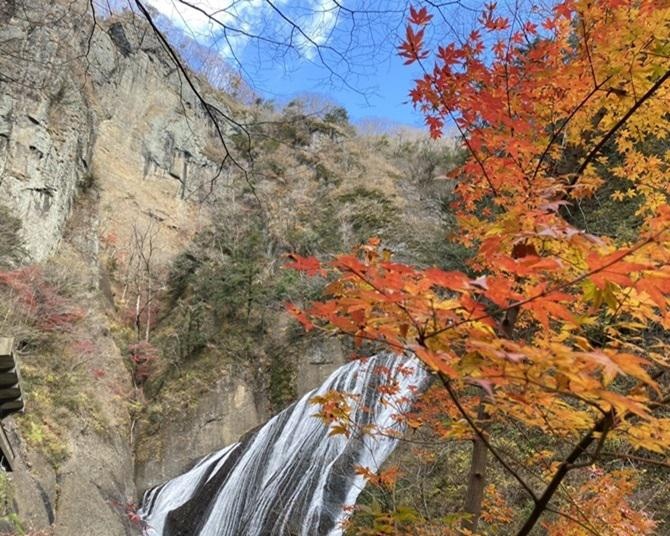 初心者にもおすすめ！絶景の紅葉が楽しめる登山、茨城・袋田の滝と月居山(つきおれさん)【見頃｜11月中旬〜11月下旬】 