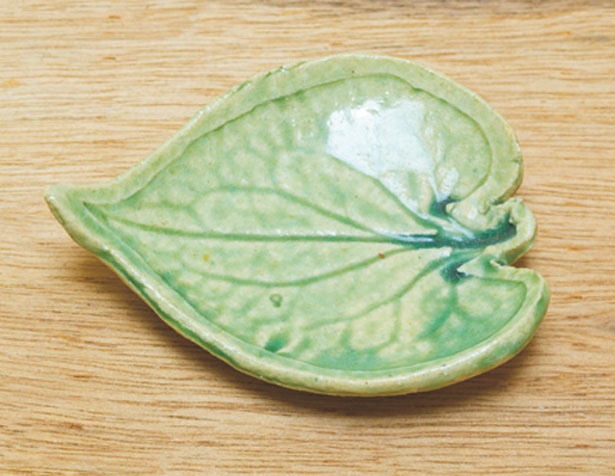 葉脈まで皿に写ったりと、選んだ葉によって個性が出て楽しい/トロッピカル窯