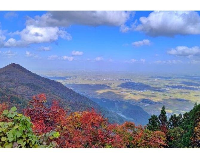 絶景の紅葉をスニーカーで！新潟・弥彦山【見頃｜10月中旬〜11月中旬】