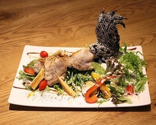 味は鶏肉!?「ワニの手羽先」を原宿のカフェで食べてきた！