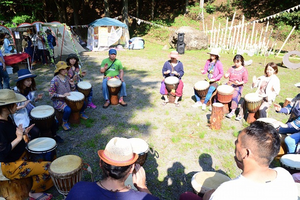 民族楽器の演奏体験では、参加者と一緒にセッション！