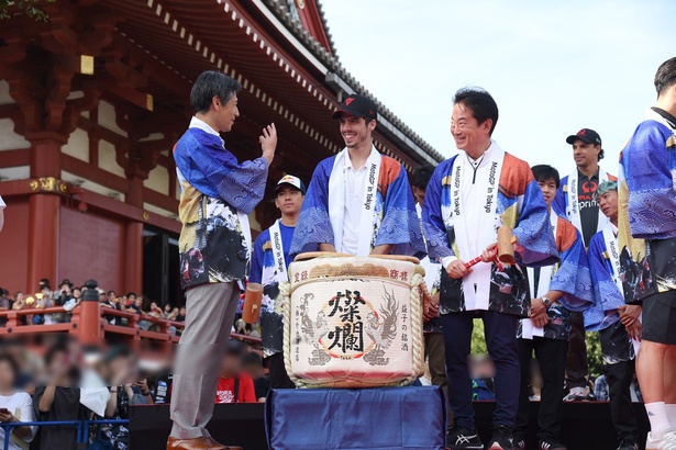 大勢のファンが集まる中で鏡開きを実施