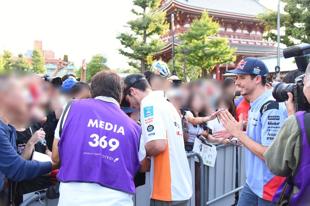 選手たちがステージから降りて、ファンと交流する一幕もあった