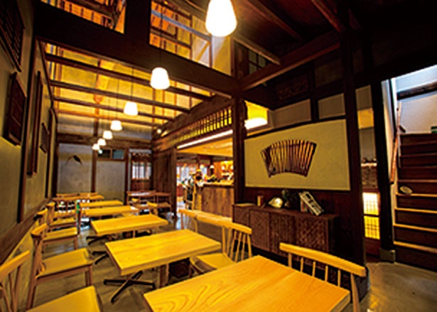 江戸時代に建てられた町屋を生かした店内は広々とした空間/茶寮 つぼ市製茶本舗