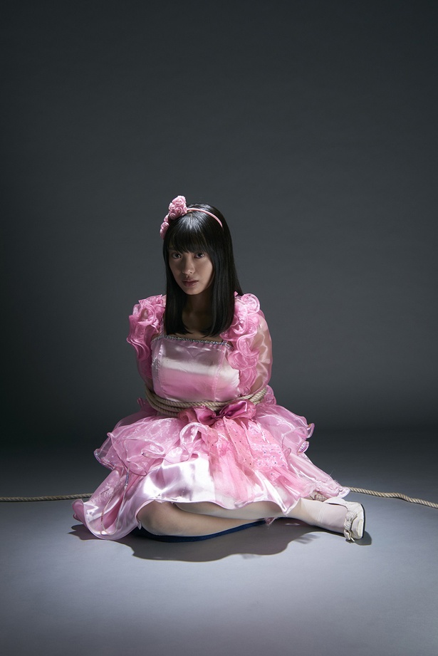 【写真を見る】誘拐される中学校教師・赤理を演じた北原里英。しかしこの衣装は一体!?