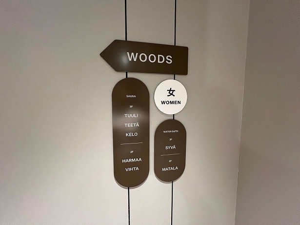 女性は奇数日に西側の「WOODS」