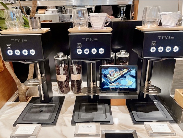 TONE社の全自動ブリューイングコントロールマシン。ドリッパーにフィルターと豆をセットすると、最適量のお湯をマシンが落としてくれる