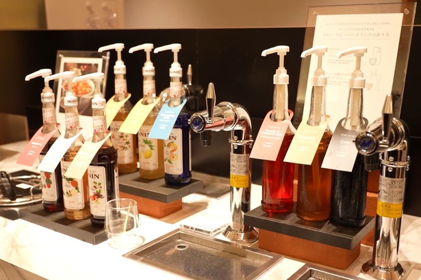 MONINのシロップを炭酸水で割ることで、クラフトソーダが作れる