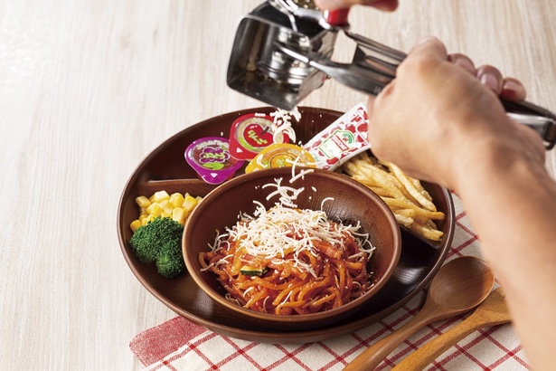 キッズナポリタンスパゲティプレートはコーンポタージュとドリンクが付いて659円。目の前でチーズをかけてくれるサービスで盛り上がる！