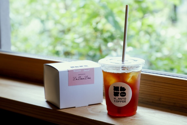 JUST FOR YOUコーヒーと奥阿蘇マスの自家製スモークサンドセット。写真はニカラグアをエアロプレスで抽出してもらった
