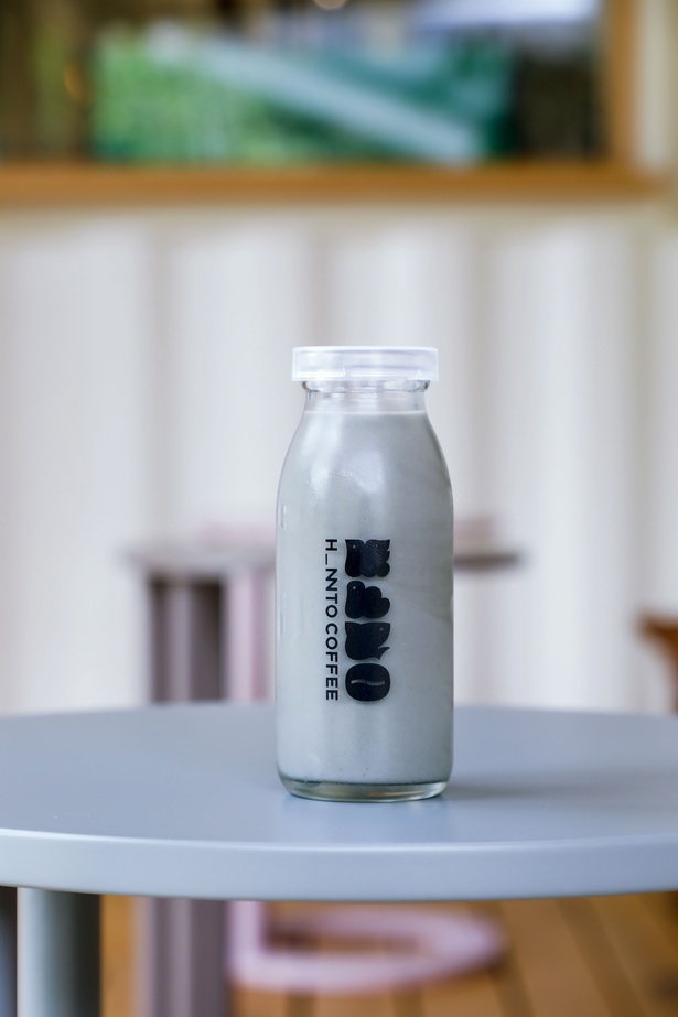 地獄のコーヒー牛乳。ロゴ入り牛乳瓶付きは＋300円。瓶は持ち帰って一輪挿しなどに活用してもよさそう