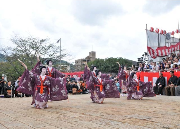 馬町の本踊。6人の踊子と観客が一体となりながら、華麗な日本舞踊を披露
