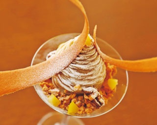 和栗の風味が押し寄せる！「SUGiTORA」のモンブランパフェ