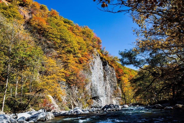 空、紅葉、川のコントラストが美しい／葛根田渓谷