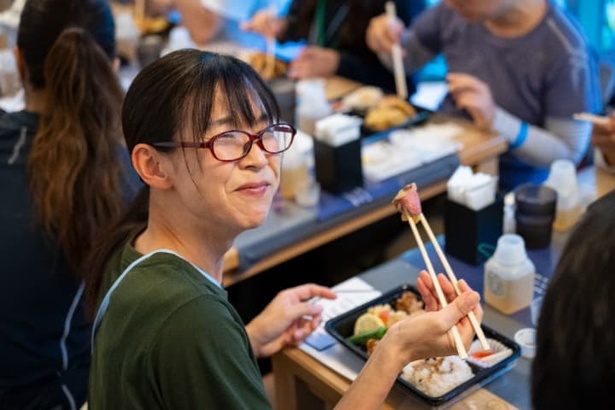 【写真】秋川牛のローストビーフやアジサイ茶など、地産食材を使った弁当を楽しむ参加者たち