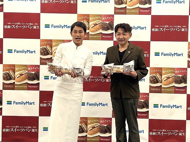 安食雄二シェフ(左)とファミリーマート商品本文FF・スイーツ部の鈴木崇義さん(右)