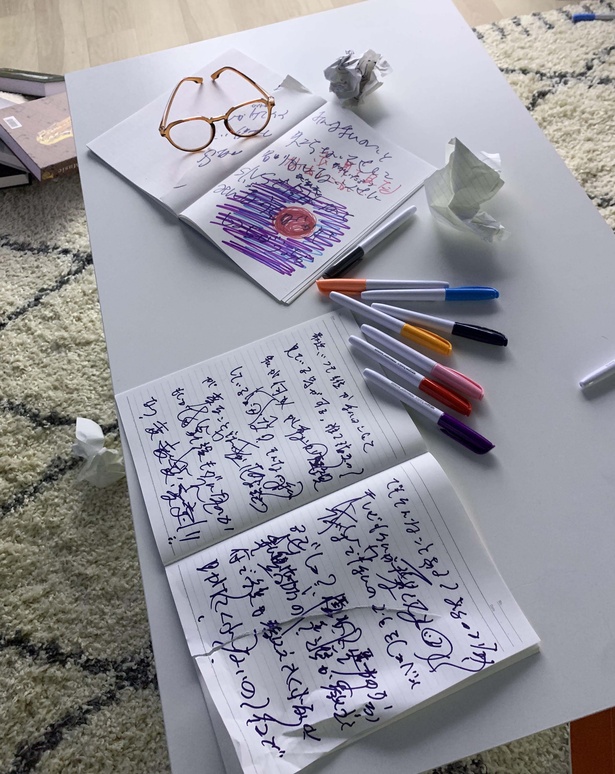 陽性症状の部屋・ノートには殴り書きが。高揚して書くため、本人が後で見てもわからない