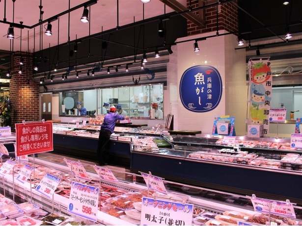 兵庫初出店の「兵庫の津 魚がし」(1F)。新鮮な魚介類はもちろん、店舗横には寿司店も併設する