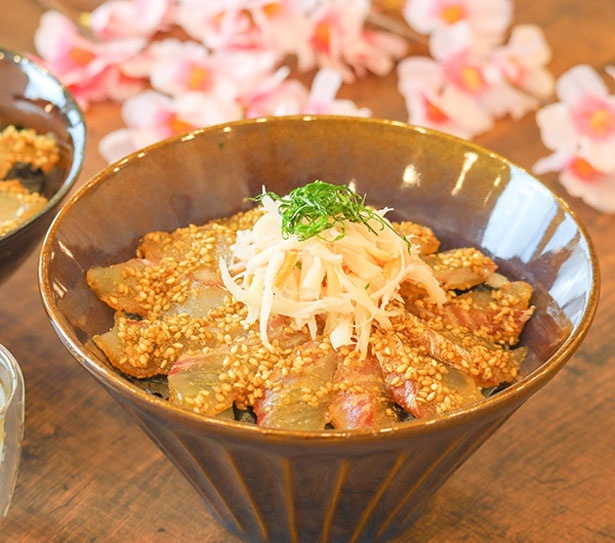 鯛と紅ガニのゴマ漬け丼（JF兵庫漁連）