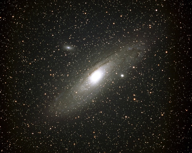 M31アンドロメダ銀河。地球の隣にある銀河ですが、距離は約230万光年。とても大きな銀河で、肉眼でもはっきりと見える明るさ