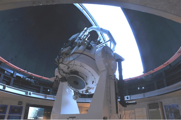 2Fにある大型の反射式望遠鏡「りくり」。数千万光年も彼方にある星を観察しながら宇宙のロマンを感じてください