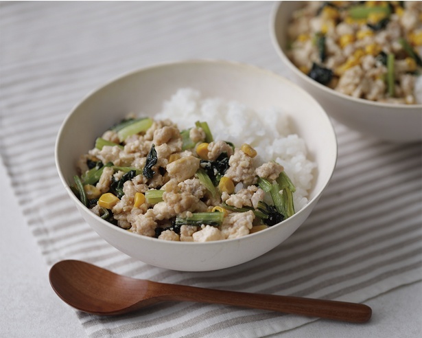 子どもも喜ぶやさしい味「小松菜とコーンの豆腐鶏そぼろ丼」