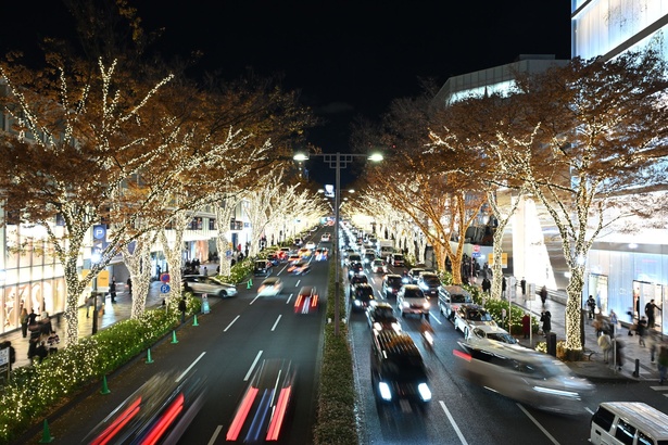 緩やかな傾斜に沿ってLEDがシャンパンゴールドに輝く