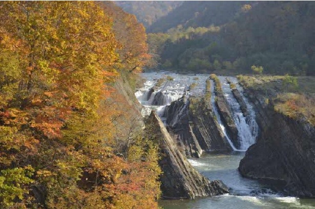 無数の滝と紅葉が織りなす光景／滝の上公園