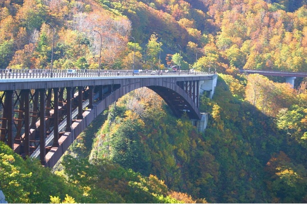 紅葉に彩られる橋そのものも魅力的／城ヶ倉渓流