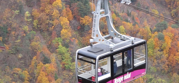 ロープウェイは山麓・湯元駅より標高差430メートルの高さを6分で運行／天元台・西吾妻スカイバレー