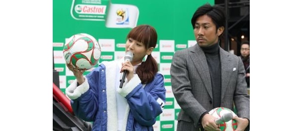 「ワールドカップをレポートできますように」と藤本美貴さんはサッカーボールに願いを込めた