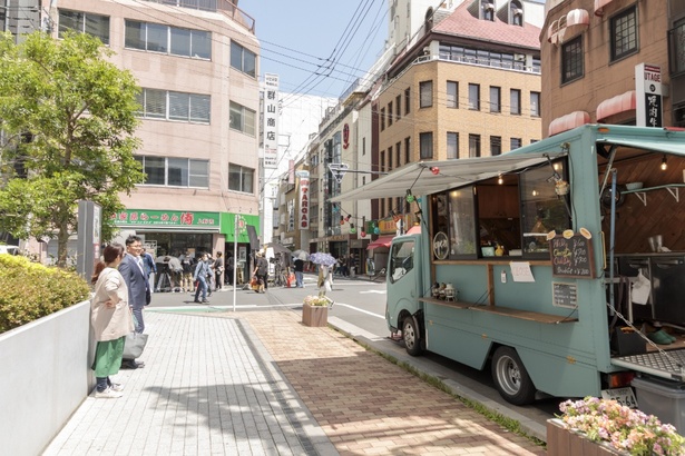 ラーメン屋にはチェ・ホンが採用され、潤吾はすぐ目の前のキッチンカーで働くことになる