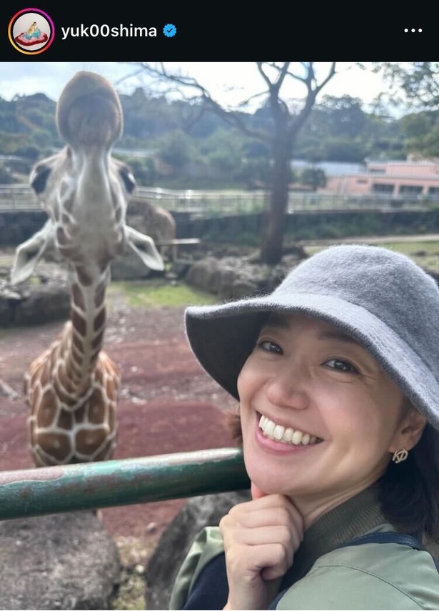 大島優子、動物園のキリンと仲良く記念撮影