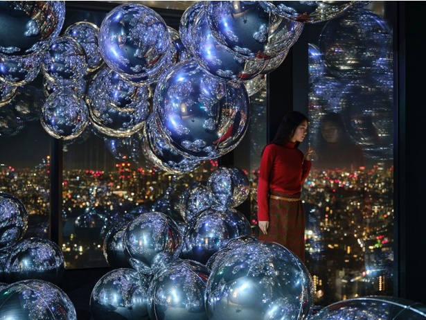 【写真】都心の夜景を凝縮するミラーバルーン「Sparkling Balloon Corridor」