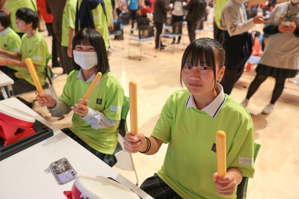 会場の運営をサポートするスタッフ。「太鼓の達人」を体験できるスペースも