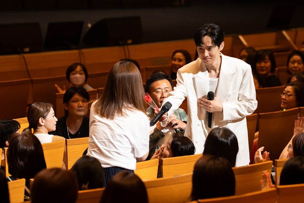 ファンの質問に答え、お花を渡すソンフンさん。目線を合わせてしっかり答えてくださるソンフンさん。紳士的で優しい！