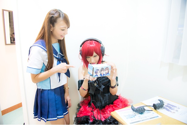 セーラー服姿の美女がアプリの遊び方をレクチャー