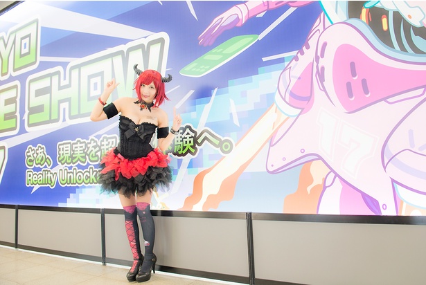 セクシーなオリジナルコスチュームでリポートに挑戦する小澤らいむさん