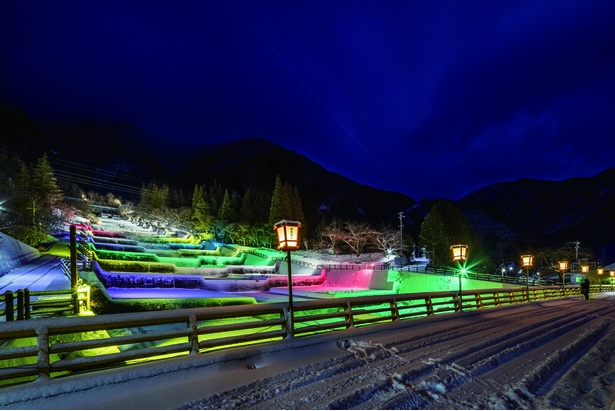 サクラの名所・栃尾温泉「洞谷」の雪景色を、LEDで鮮やかにライトアップする