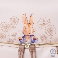 こちらをのぞいているようなピーターラビットがかわいい！