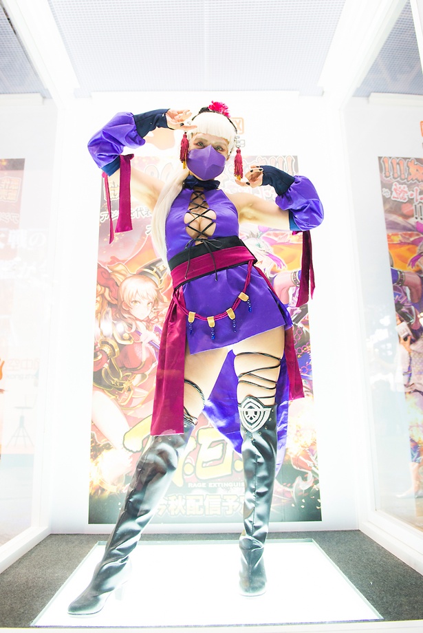 ショーケースの中にコスプレ美女を発見！　※KONGZHONGブースにて撮影