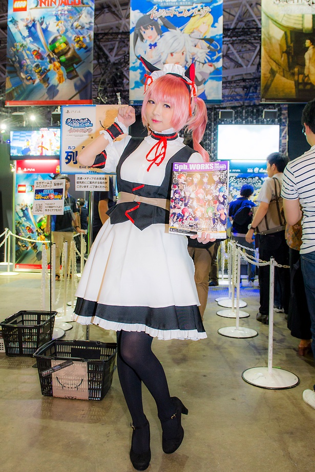 セガゲームスのブースには、人気アニメのヒロインに扮したコスプレ美女の姿も！