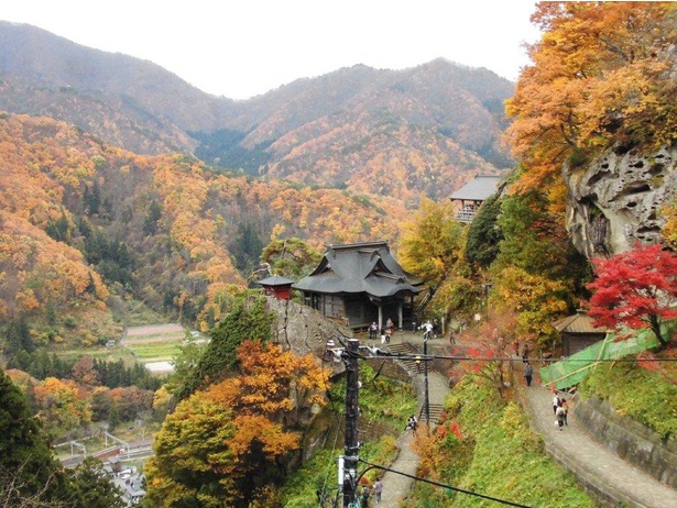 切り立った山肌に佇むお堂からも紅葉を望める／山寺の紅葉