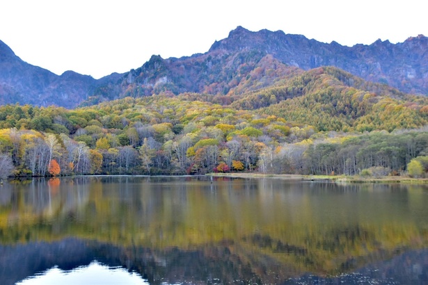 鏡池と紅葉、そして山々の作り出す景観／戸隠高原鏡池の紅葉