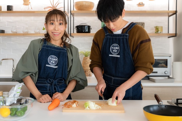 テキパキと切っていく小山さんに安心しきって（？）、みきママさんのトークが止まりません！