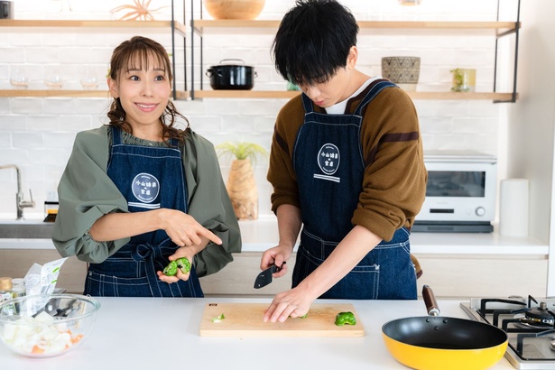 「この切り方、康代（母）がやってた気がする！」と小山さん。しっかり料理をするお母さんのことを見ていたのですね！デキる息子！